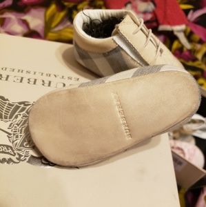 Burberry baby shoes unisex
